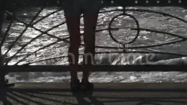 在河流的背景下女孩的脚